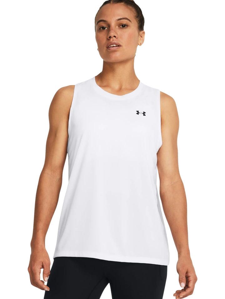 Camiseta deportiva blanca sin mangas de Under Armour para mujer.