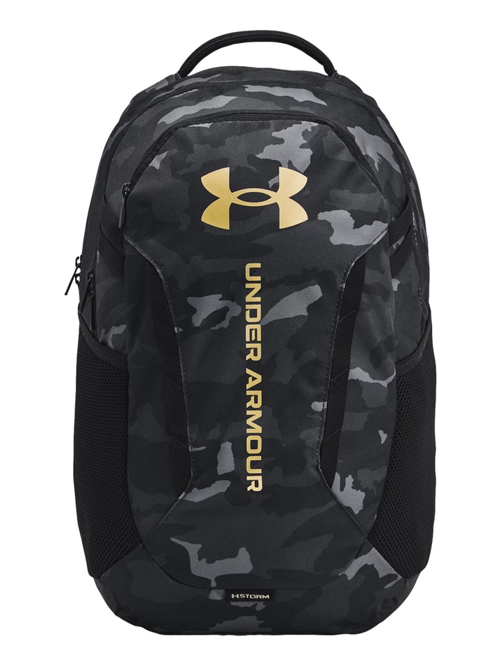 Mochila Under Armour Hustle 6.0 en color negro con estampado de camuflaje gris y logotipos en dorado.