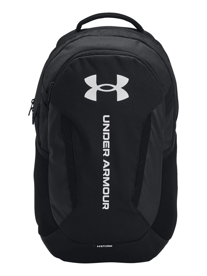 Mochila Under Armour Hustle 6.0 de color negro con logotipo y letras en blanco en el frente.