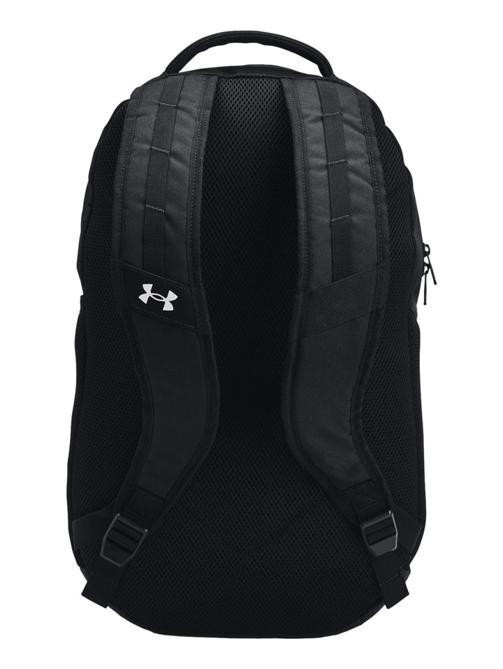 Mochila Under Armour Hustle 6.0 de color negro con logotipo y letras en blanco en el frente.