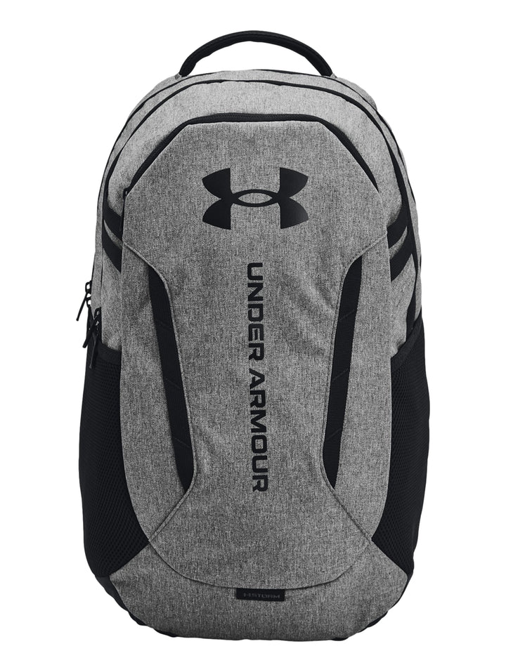Mochila Under Armour Hustle 6.0 en color gris con detalles y logotipo en negro.