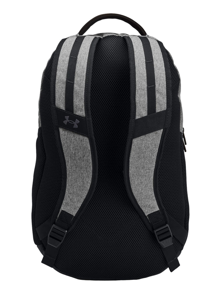 Mochila Under Armour Hustle 6.0 en color gris con detalles y logotipo en negro.