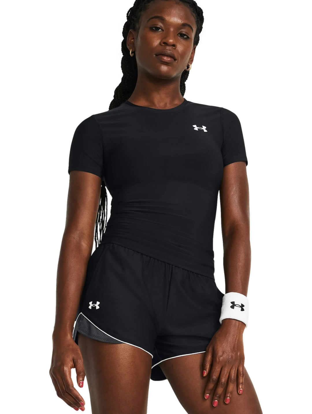 Mujer vistiendo camiseta de compresión negra de manga corta Under Armour.