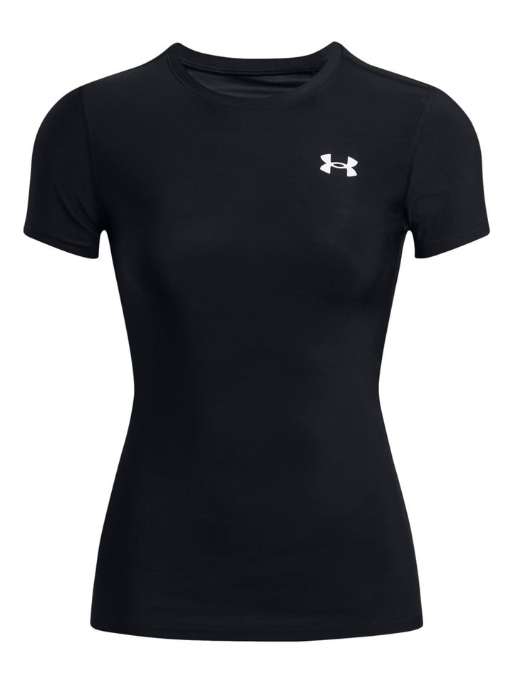 Mujer vistiendo camiseta de compresión negra de manga corta Under Armour.