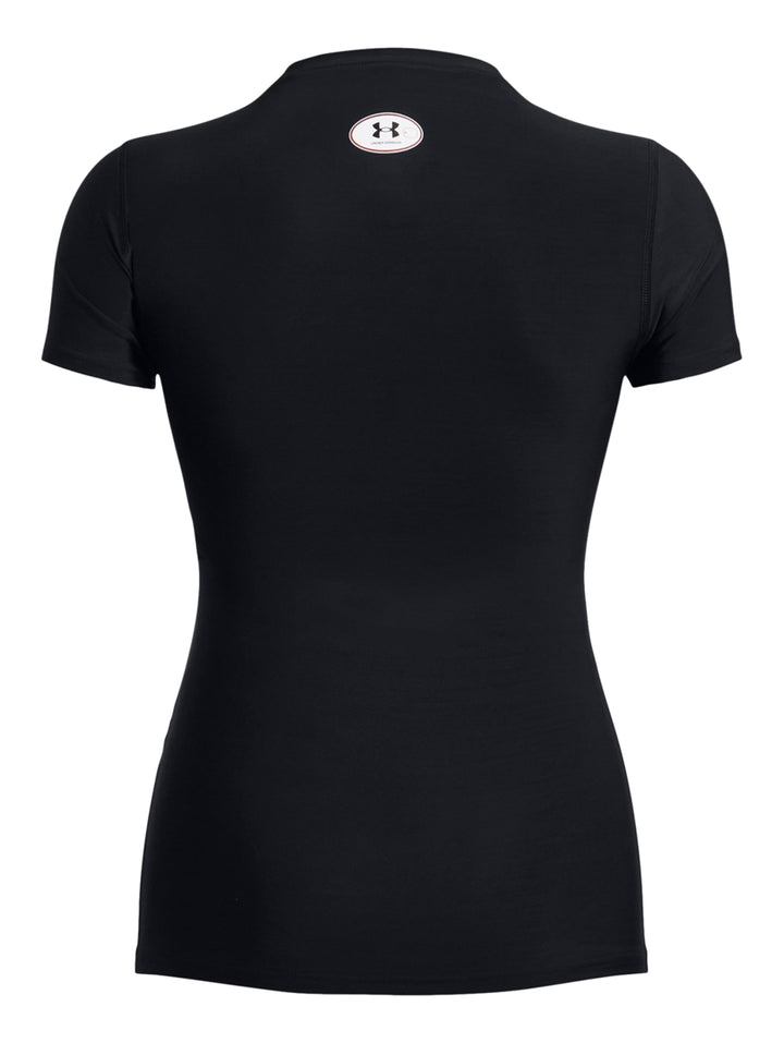 Mujer vistiendo camiseta de compresión negra de manga corta Under Armour.
