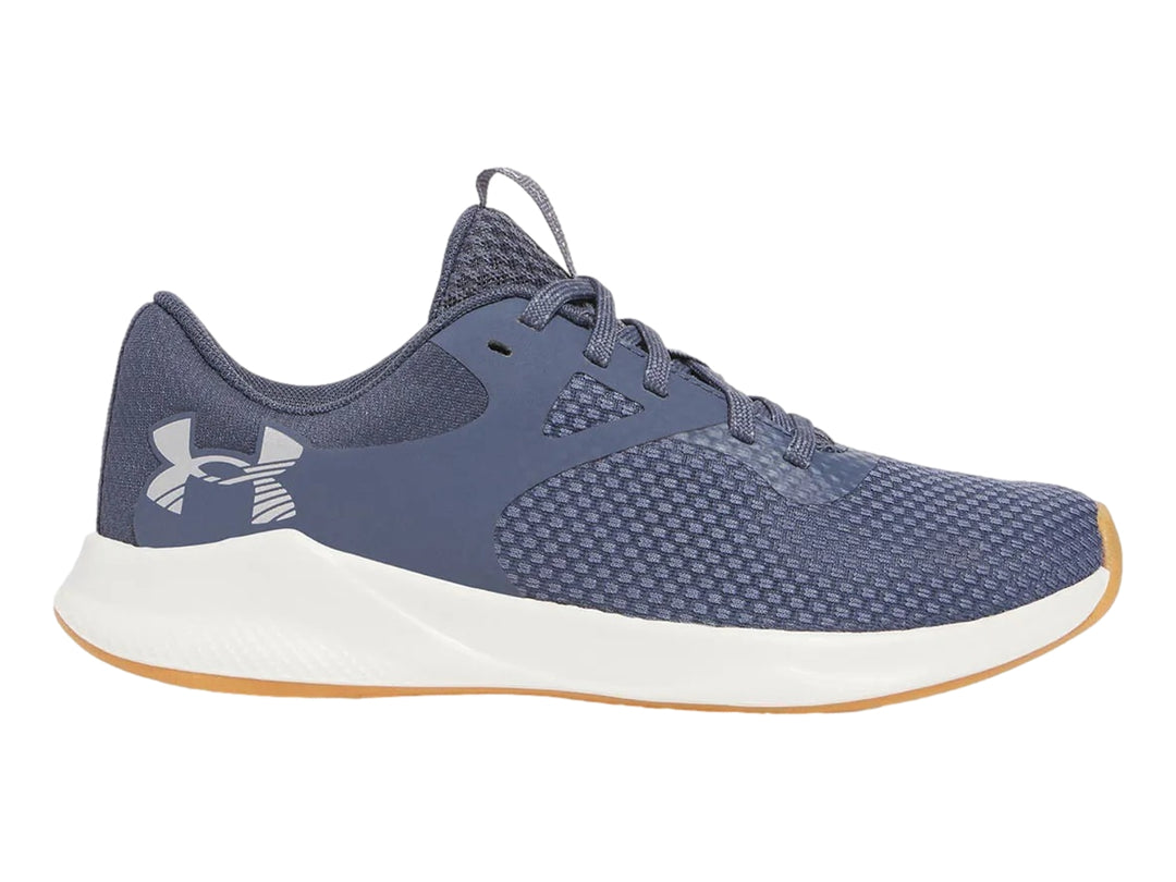 Tenis deportivos Under Armour color gris con suela blanca y base beige.