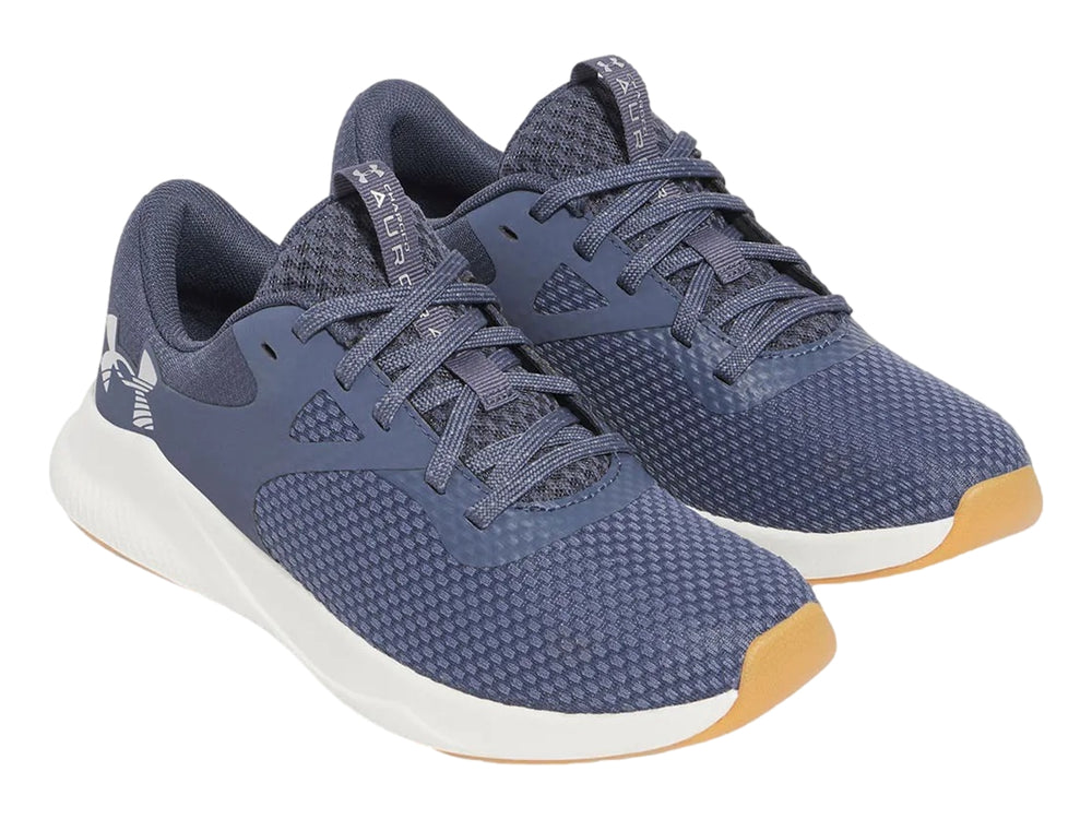 Tenis deportivos Under Armour color gris con suela blanca y base beige.