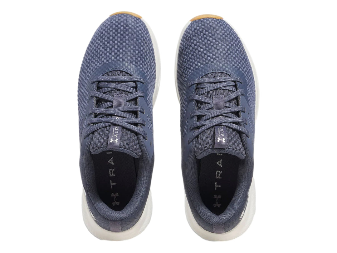 Tenis deportivos Under Armour color gris con suela blanca y base beige.