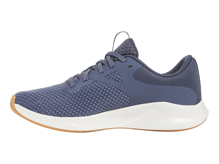 Tenis deportivos Under Armour color gris con suela blanca y base beige.