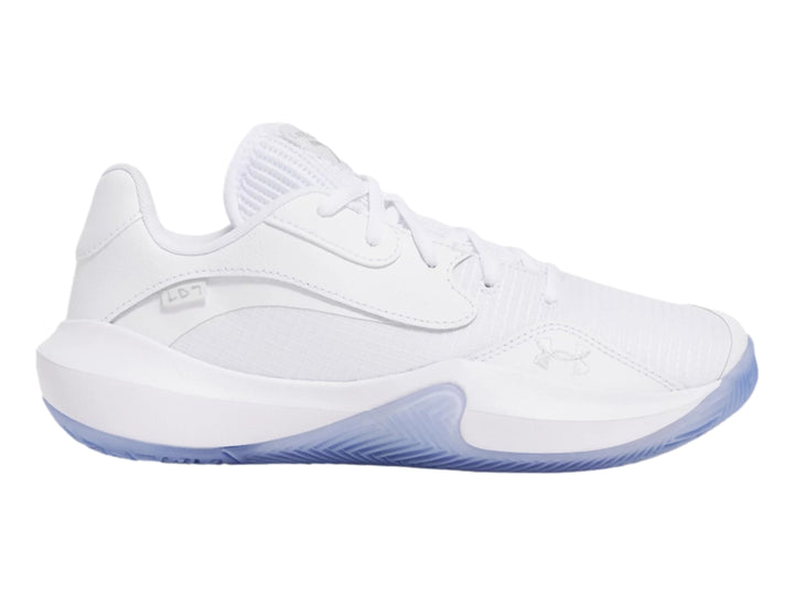 Tenis de baloncesto Under Armour Lockdown 7 Low en color blanco con detalles plateados y suela translúcida.