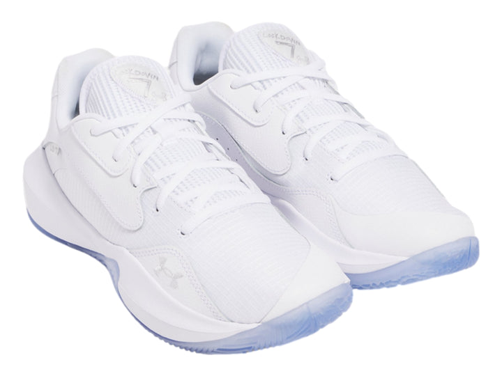 Tenis de baloncesto Under Armour Lockdown 7 Low en color blanco con detalles plateados y suela translúcida.
