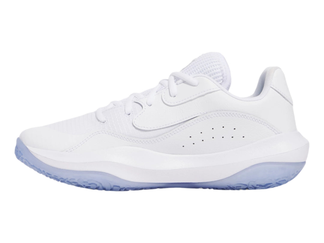 Tenis de baloncesto Under Armour Lockdown 7 Low en color blanco con detalles plateados y suela translúcida.