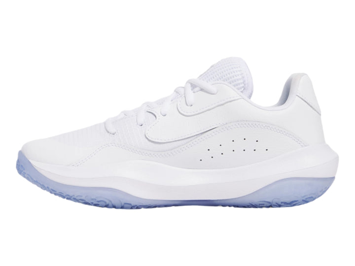 Tenis de baloncesto Under Armour Lockdown 7 Low en color blanco con detalles plateados y suela translúcida.