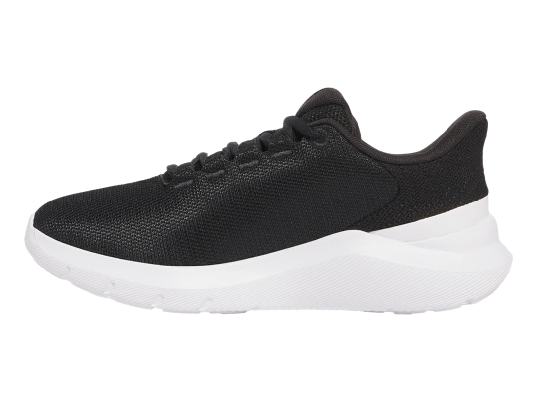 Tenis deportivos Under Armour Phade RN 3 en color negro con suela blanca y logotipo blanco lateral.