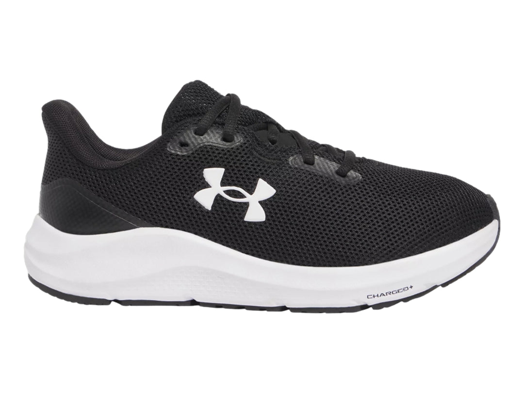 Tenis deportivos Under Armour color negro con suela blanca y logotipo blanco lateral.
