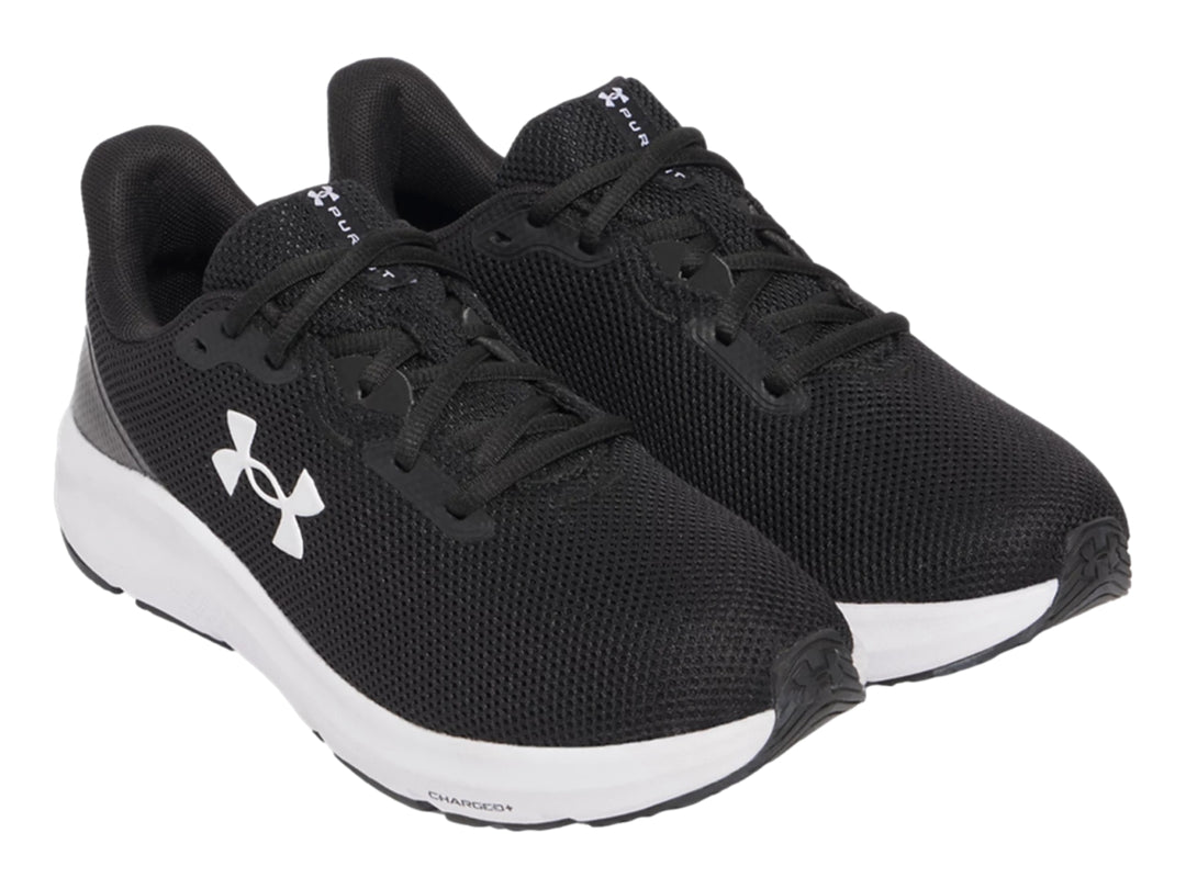 Tenis deportivos Under Armour color negro con suela blanca y logotipo blanco lateral.
