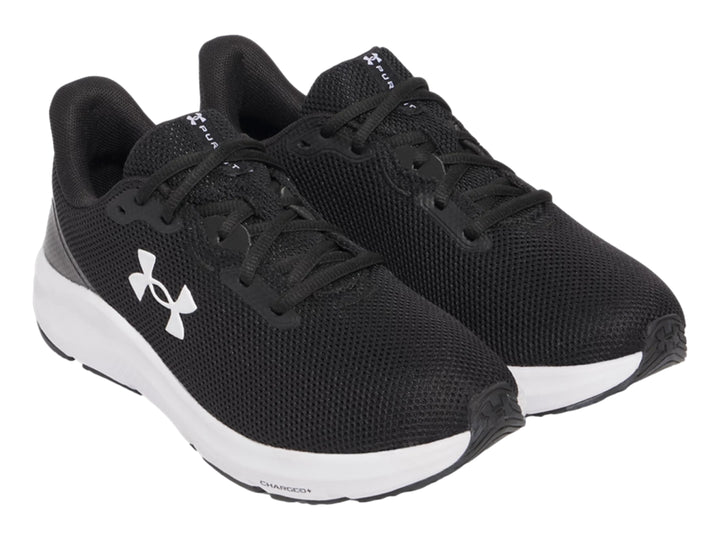 Tenis deportivos Under Armour color negro con suela blanca y logotipo blanco lateral.
