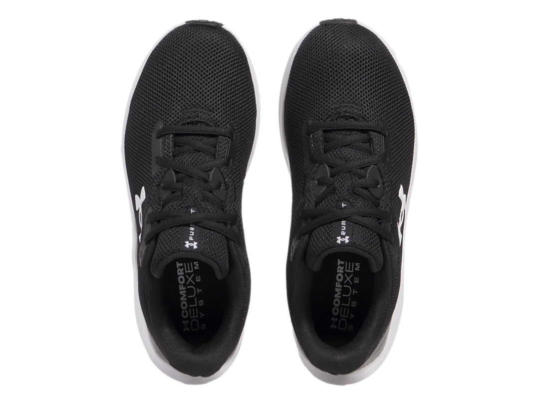 Tenis deportivos Under Armour color negro con suela blanca y logotipo blanco lateral.