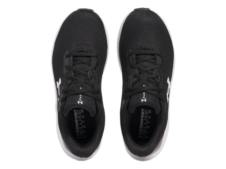 Tenis deportivos Under Armour color negro con suela blanca y logotipo blanco lateral.