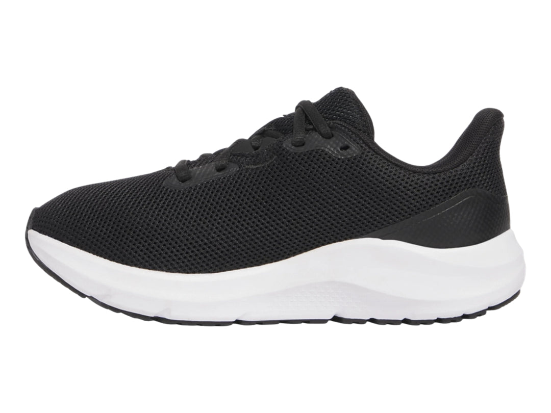 Tenis deportivos Under Armour color negro con suela blanca y logotipo blanco lateral.