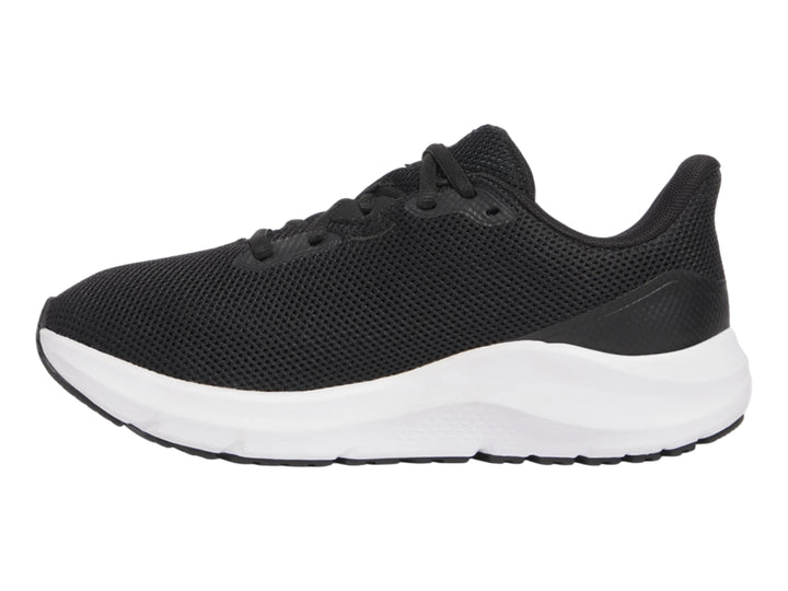 Tenis deportivos Under Armour color negro con suela blanca y logotipo blanco lateral.