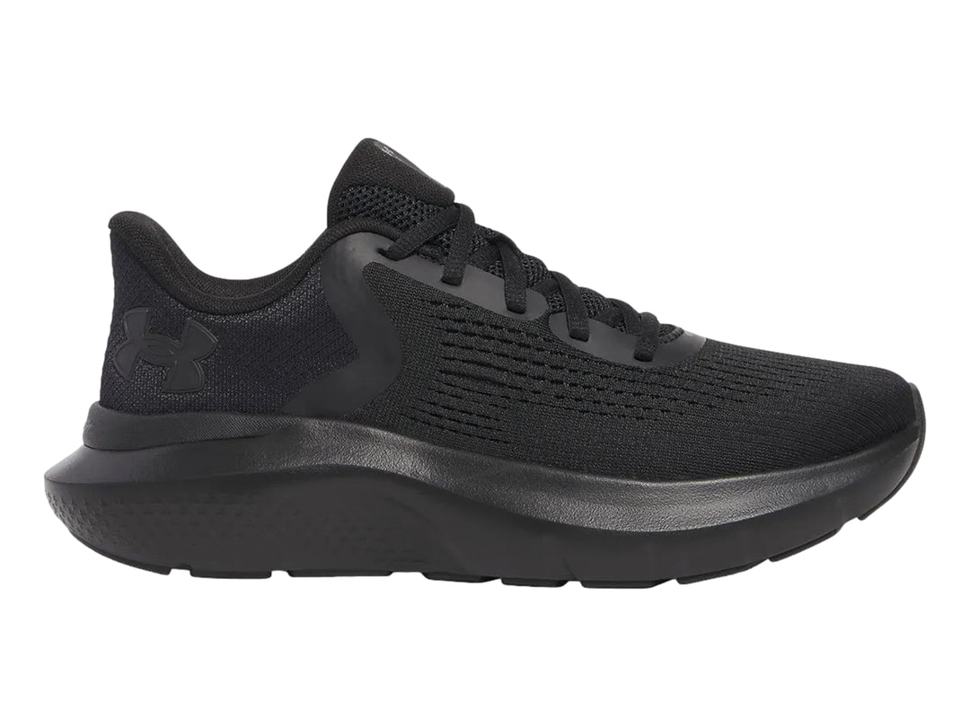 Tenis deportivos Under Armour Charged Rogue 5 en color negro total con malla transpirable.