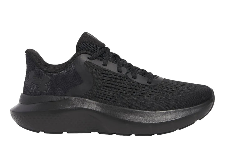Tenis deportivos Under Armour Charged Rogue 5 en color negro total con malla transpirable.
