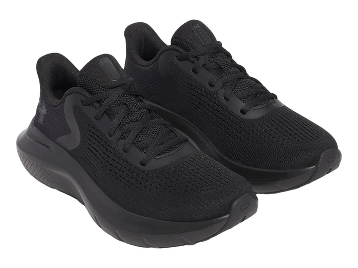 Tenis deportivos Under Armour Charged Rogue 5 en color negro total con malla transpirable.