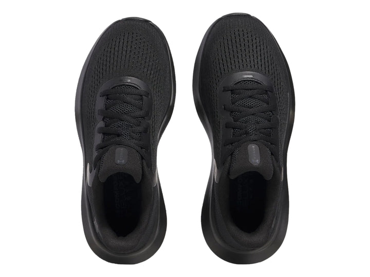 Tenis deportivos Under Armour Charged Rogue 5 en color negro total con malla transpirable.