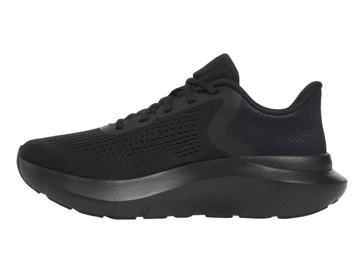 Tenis deportivos Under Armour Charged Rogue 5 en color negro total con malla transpirable.