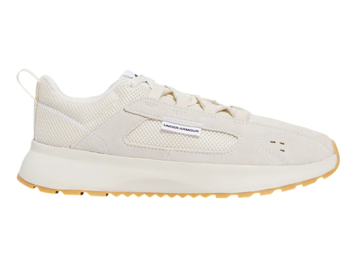 Tenis Under Armour color beige con suela de goma color café, diseño deportivo y casual.