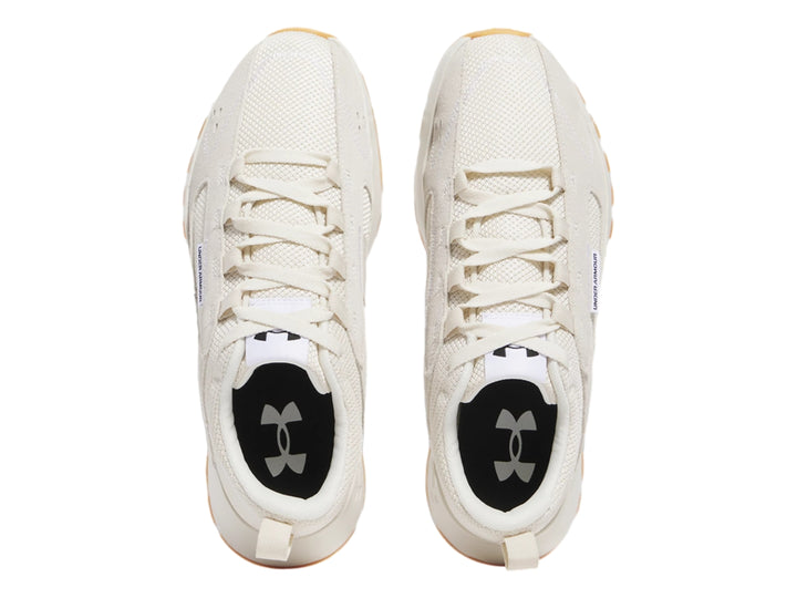 Tenis Under Armour color beige con suela de goma color café, diseño deportivo y casual.