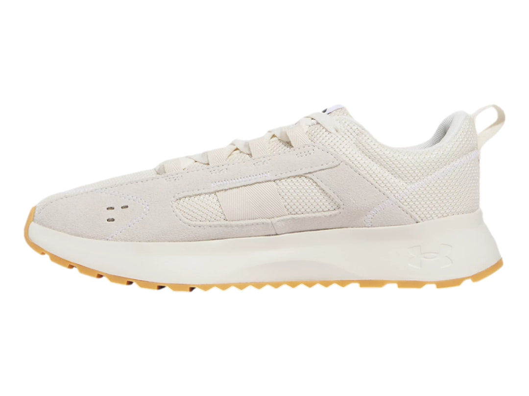 Tenis Under Armour color beige con suela de goma color café, diseño deportivo y casual.