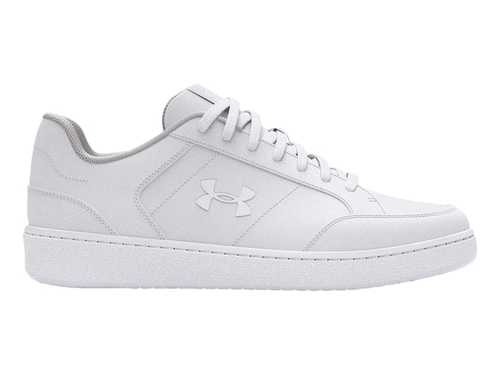 Tenis Under Armour color blanco, diseño deportivo y minimalista de corte bajo.