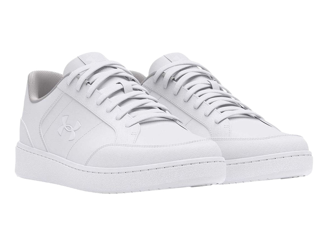 Tenis Under Armour color blanco, diseño deportivo y minimalista de corte bajo.