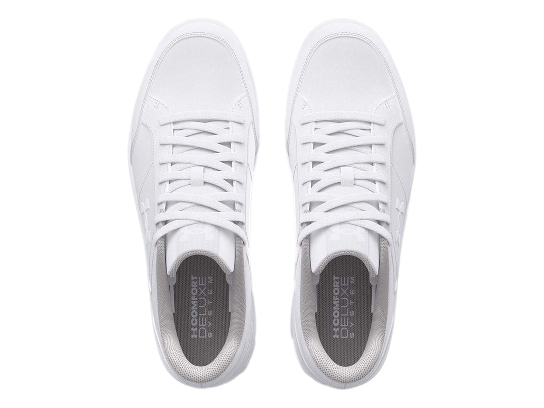 Tenis Under Armour color blanco, diseño deportivo y minimalista de corte bajo.