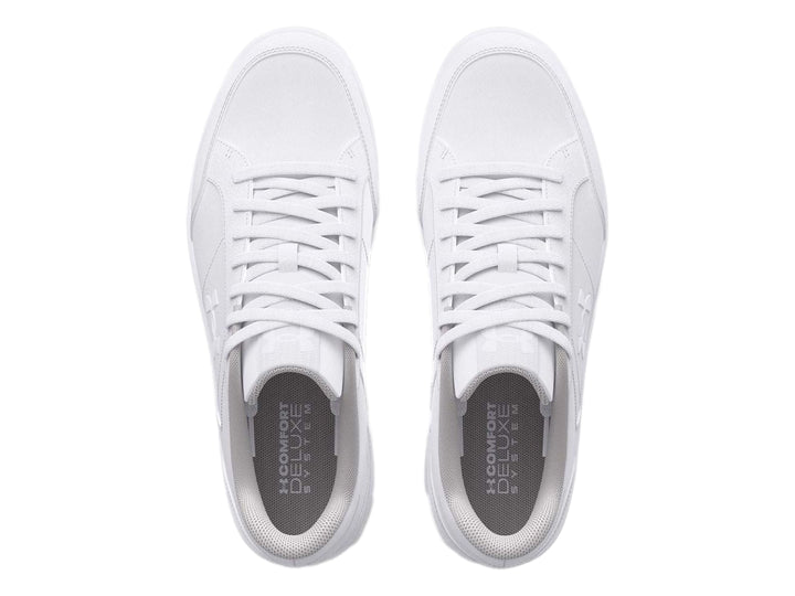Tenis Under Armour color blanco, diseño deportivo y minimalista de corte bajo.