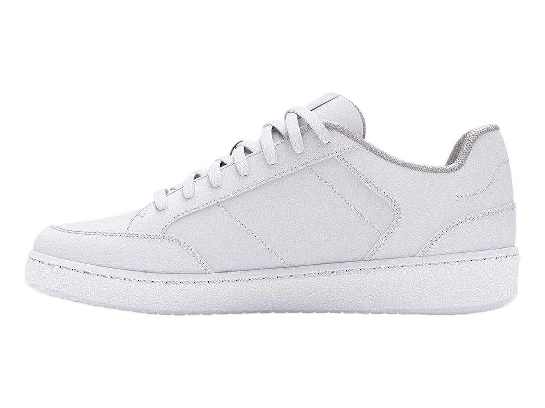 Tenis Under Armour color blanco, diseño deportivo y minimalista de corte bajo.