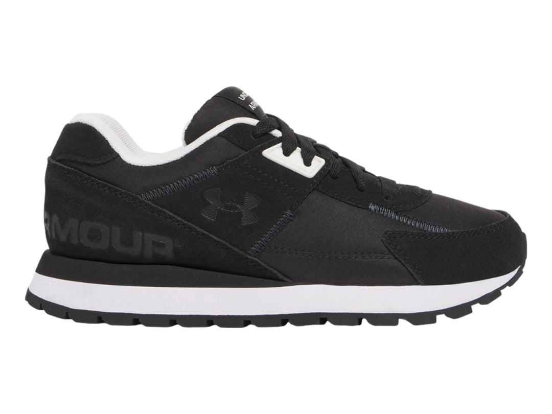 Tenis deportivos Under Armour para niños en color negro con suela blanca.