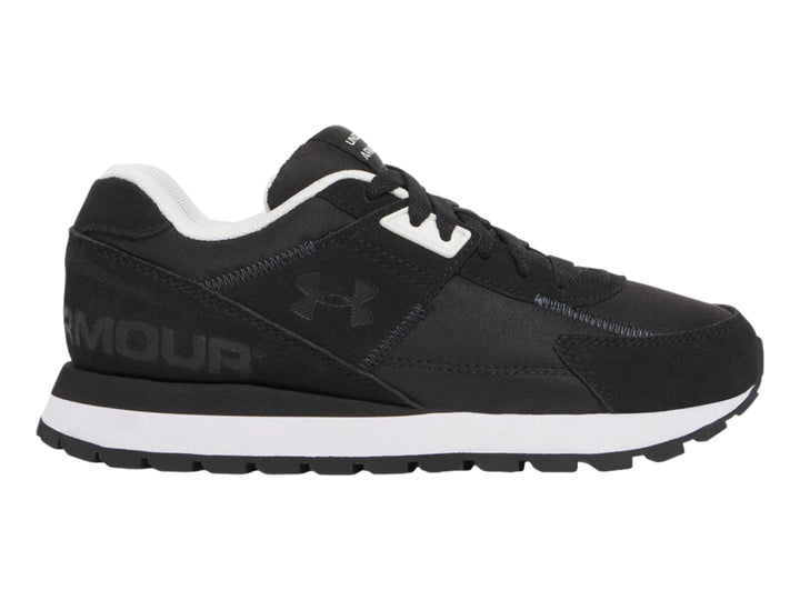 Tenis deportivos Under Armour para niños en color negro con suela blanca.