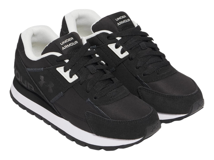 Tenis deportivos Under Armour para niños en color negro con suela blanca.