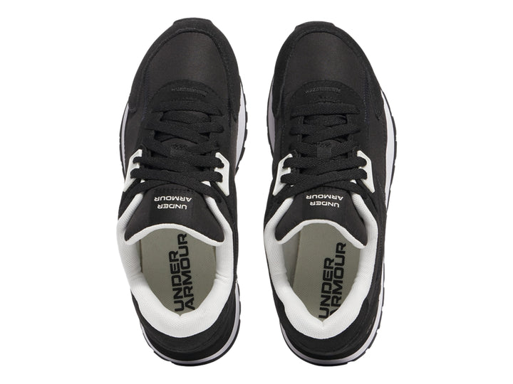 Tenis deportivos Under Armour para niños en color negro con suela blanca.