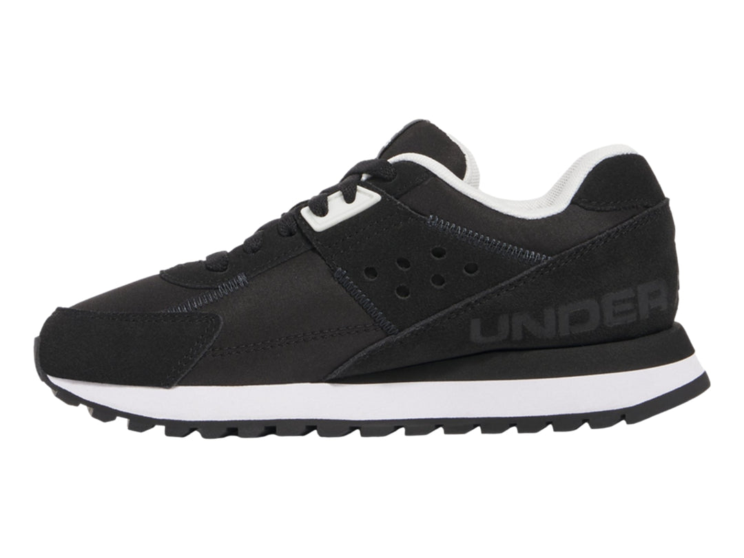 Tenis deportivos Under Armour para niños en color negro con suela blanca.