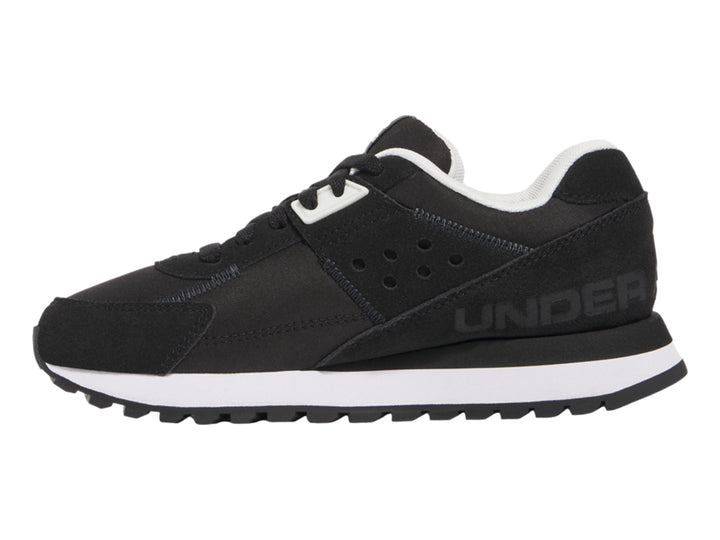 Tenis deportivos Under Armour para niños en color negro con suela blanca.