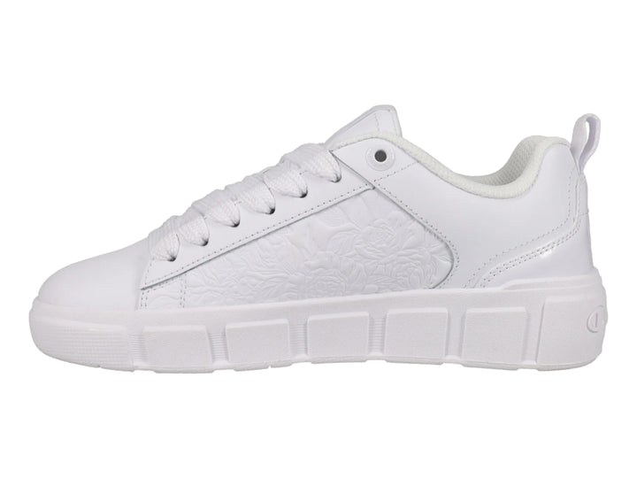 Tenis blancos Champion con detalle floral grabado en el lateral y suela blanca.