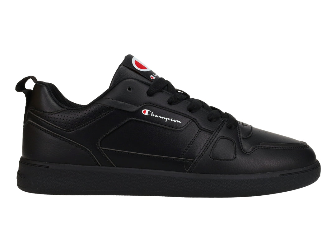 Tenis deportivos Champion color negro con logotipo blanco y rojo en el costado y lengüeta.