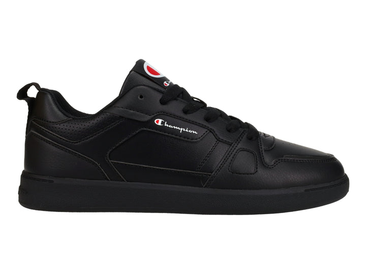 Tenis deportivos Champion color negro con logotipo blanco y rojo en el costado y lengüeta.