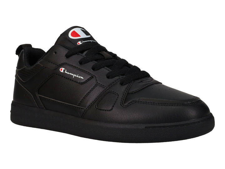 Tenis deportivos Champion color negro con logotipo blanco y rojo en el costado y lengüeta.