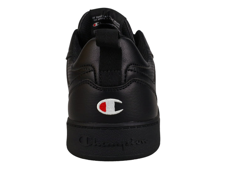 Tenis deportivos Champion color negro con logotipo blanco y rojo en el costado y lengüeta.
