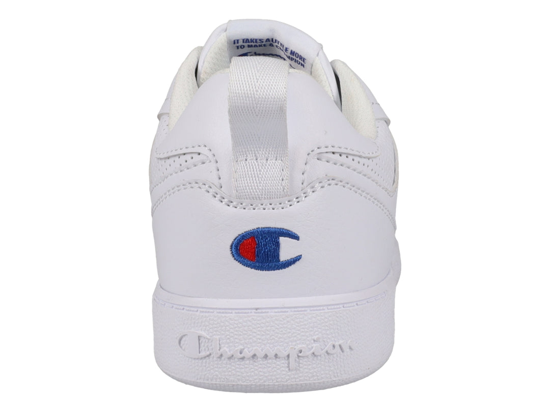 Tenis deportivos Champion de color blanco, corte bajo, con detalles perforados y logotipo en el lateral.